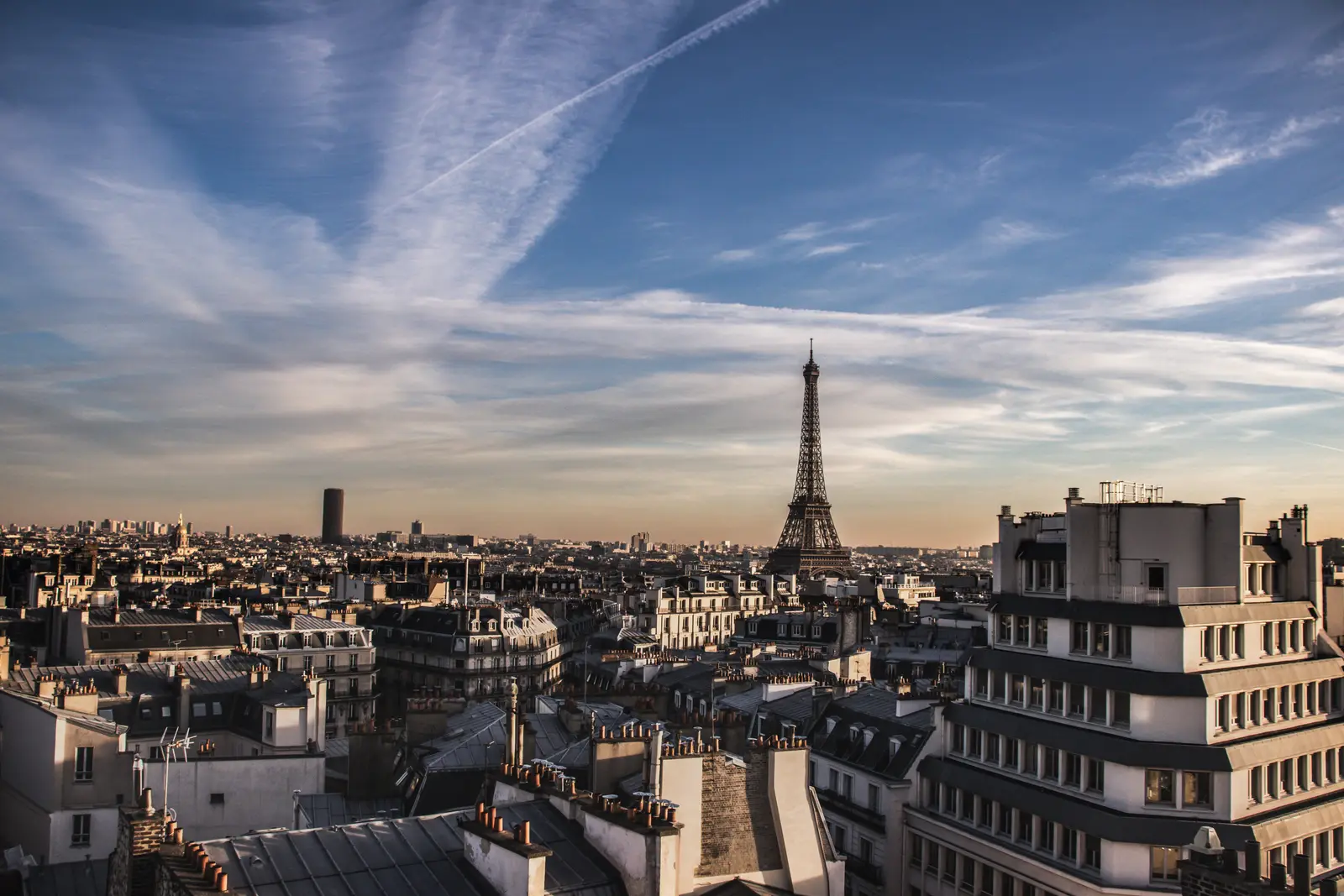 Les toits de Paris et la tour Eiffel à la lumière de fin de journée